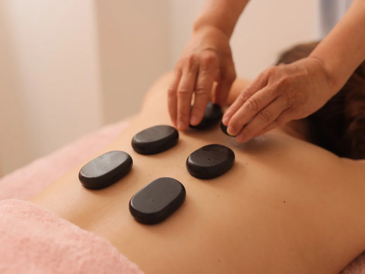 ホットストーンを置く手元